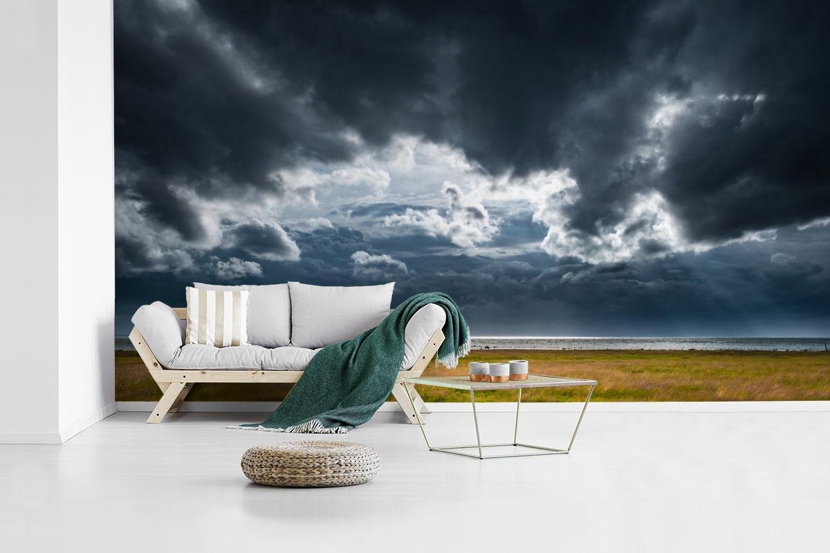 Behang - Fotobehang Donkere wolken boven een groen landschap - Breedte 465  cm x hoogte... | bol.com