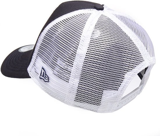 Vue latérale d'une casquette bleu marine avec côtés en mesh blanc et logo New Era.