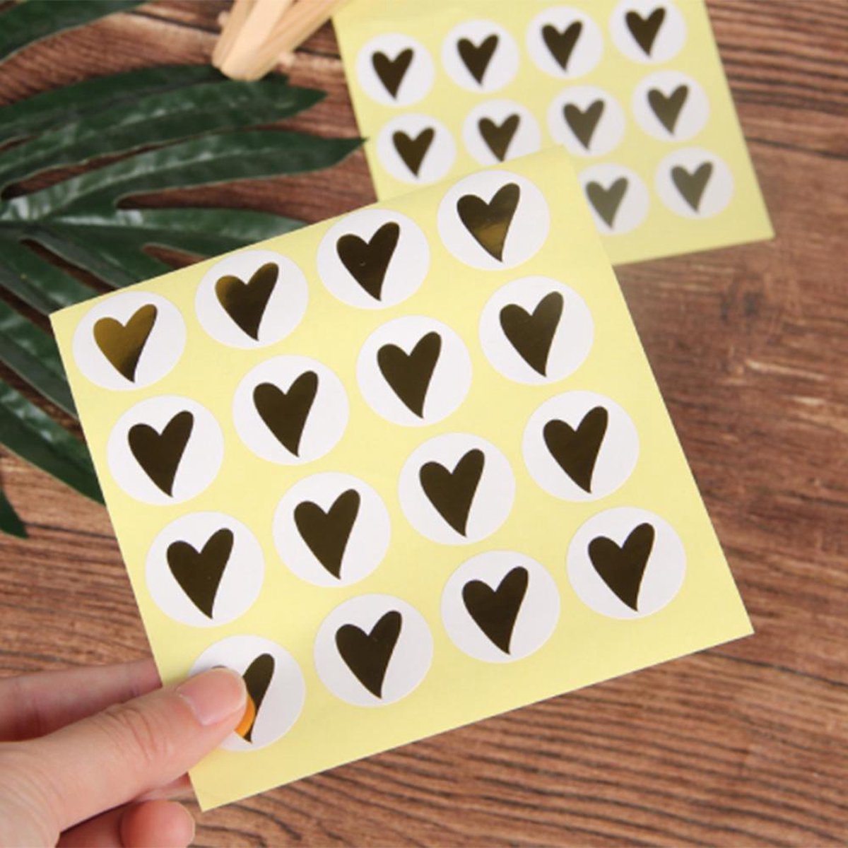 DW4Trading Stickervel Wit met Goud Hartje - Sluitstickers - Ø 2,6 cm - 160 Stuks