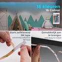 Kinderkamer met een teepee, een grote knuffel en decoratie met groene bergen, verlicht met 16 kleuren led-strips.