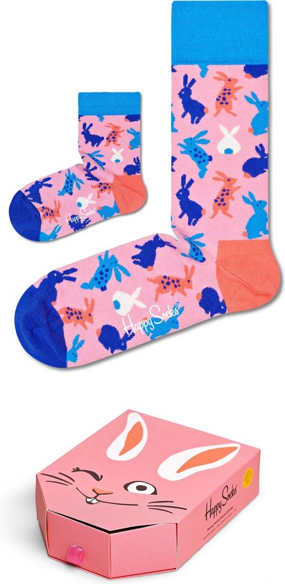 Roze geschenkdoos in de vorm van een konijn, met een paar roze sokken met konijnenprint.