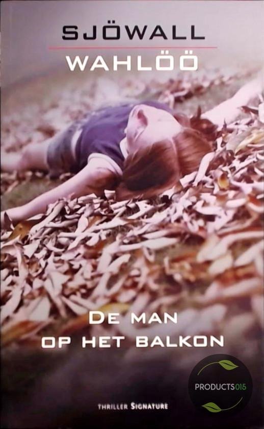 Een meisje ligt op haar rug in herfstbladeren op de cover van 'De Man Op Het Balkon'.