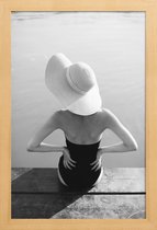 JUNIQE - Poster met houten lijst Beach Girl -13x18 /Grijs & Wit