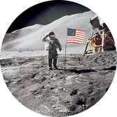 Astronaut gives salute beside U.S. flag (maanlanding) - Foto op Behangcirkel - ⌀ 100 cm