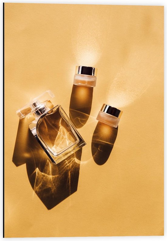 Dibond - Parfum en Crèmes op Goude Achtergrond - 40x60cm Foto op Aluminium (Met Ophangsysteem)