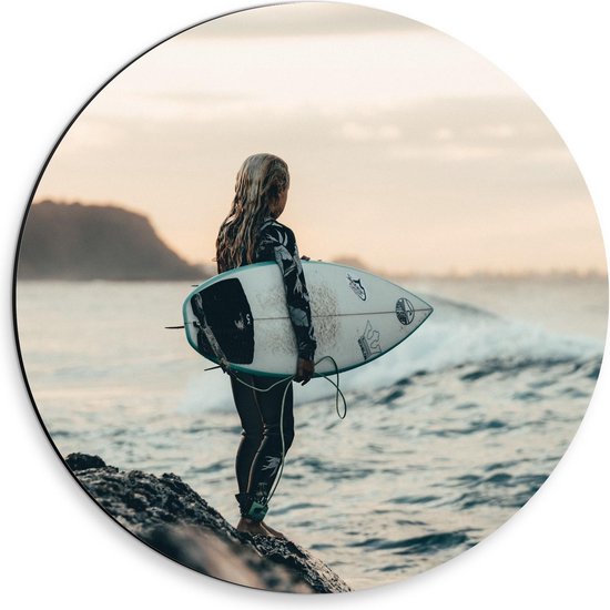 Dibond Wandcirkel - Surfgirl richting de Zee - Foto op Aluminium Wandcirkel (met ophangsysteem)