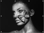 Vrouw met vlinder - Foto op Tuinposter - 100 x 75 cm