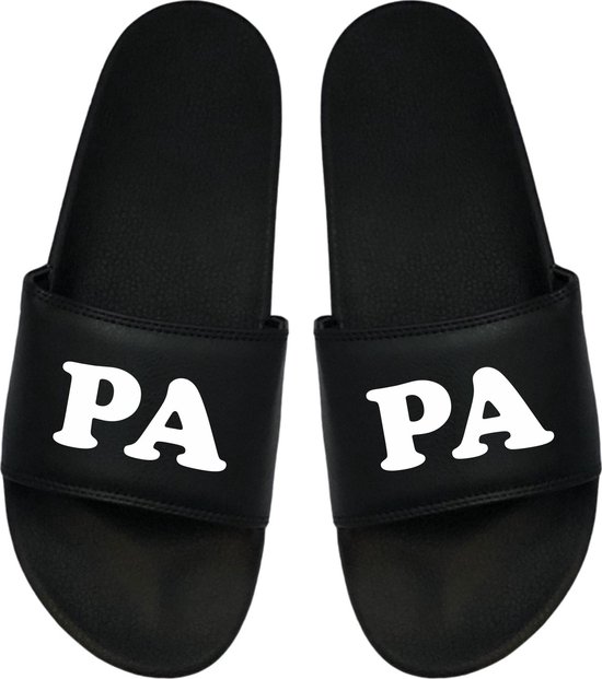 Tongs de bain noires avec le texte blanc 'PA' sur la bride.