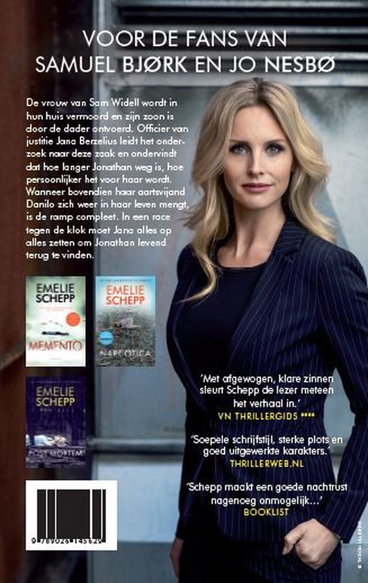 Vrouw in gestreept colbert met zwarte top, naast boekcovers.