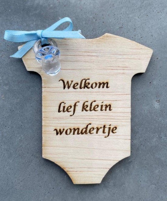 Foto: Houtvanjou nu houten wenskaartje rompertje welkom blauw geboorte zoon