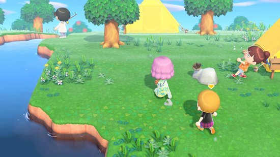 Personages spelen op een groen eiland met gele tenten en een rivier.