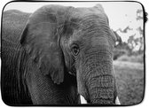 Laptophoes 13 inch 34x24 cm - Olifanten - Macbook & Laptop sleeve Close-up van een olifant in de natuur in zwart-wit - Laptop hoes met foto