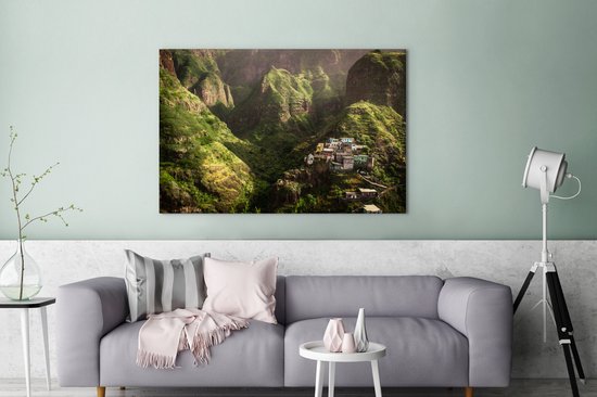Une colonie sur un paysage de montagne verdoyant au Cap Vert 120x80 cm - Tirage photo sur toile (Décoration murale salon / chambre)