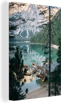 Canvas Schilderij Luchtfoto van het meer Lago di Braies in Italië - 80x120 cm - Wanddecoratie