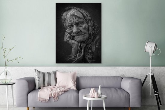 Portrait de femme au visage patiné avec tissu noué autour de la tête en noir et blanc 120x160 cm - Tirage photo sur toile (Décoration murale salon / chambre) XXL / Groot format!