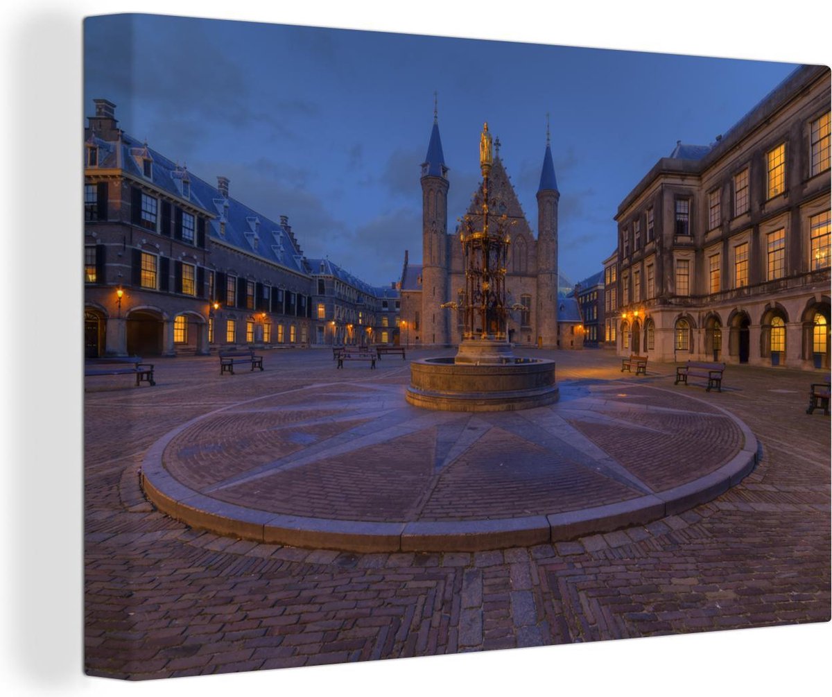Canvas schilderij 150x100 cm - Wanddecoratie Fontein op het Binnenhof in Den Haag in de av