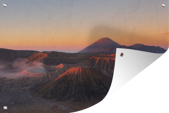 Tuinposter Oranje lucht boven het Nationaal park Bromo Tengger Semeru op Java – 120×80 cm – Tuin