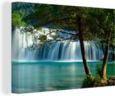 Canvas Schilderij Twee bomen voor het landschap van het Nationaal park Krka in Kroatië - 60x40 cm - Wanddecoratie