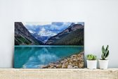 Canvas Schilderij Meer in het Nationaal park Banff in Alberta - 30x20 cm - Wanddecoratie