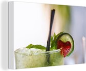 Gros plan d'un verre de Mojito décoré de glace menthe fraise et citron vert Toile 60x40 cm - Tirage photo sur toile (Décoration murale salon / chambre)