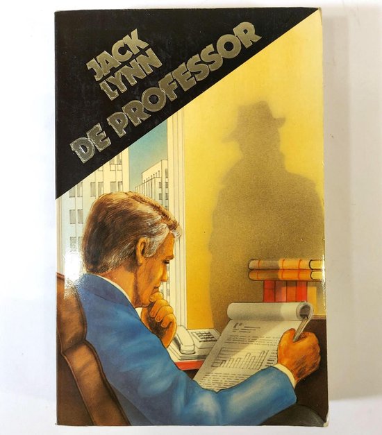 Boekomslag van 'De Professor' door Jack Lynn, met een man in een blauw pak die aan een bureau zit en naar documenten kijkt, en de schaduw van een man met hoed aan de muur.