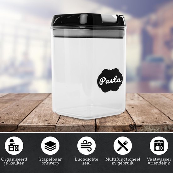 Doorzichtige voorraadpot met zwarte deksel en een zwart label 'Pasta'. Stapelbaar, luchtdicht en vaatwasmachinebestendig.
