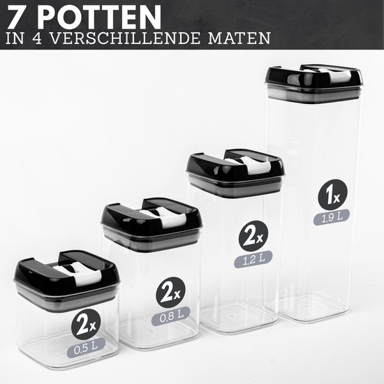 Set van 7 doorzichtige voorraadpotten met zwarte deksels in 4 verschillende maten: 2x 0,5L, 2x 0,8L, 2x 1,2L en 1x 1,9L.