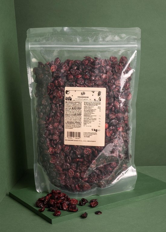 Een doorzichtige zak gevuld met gedroogde veenbessen. De zak heeft een geel etiket met 'Cranberries' en voedingswaarden.