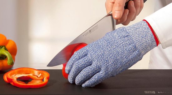 Blauw-wit gebreide snijbestendige handschoen snijdt een rode paprika. Wüsthof CLASSIC mes.