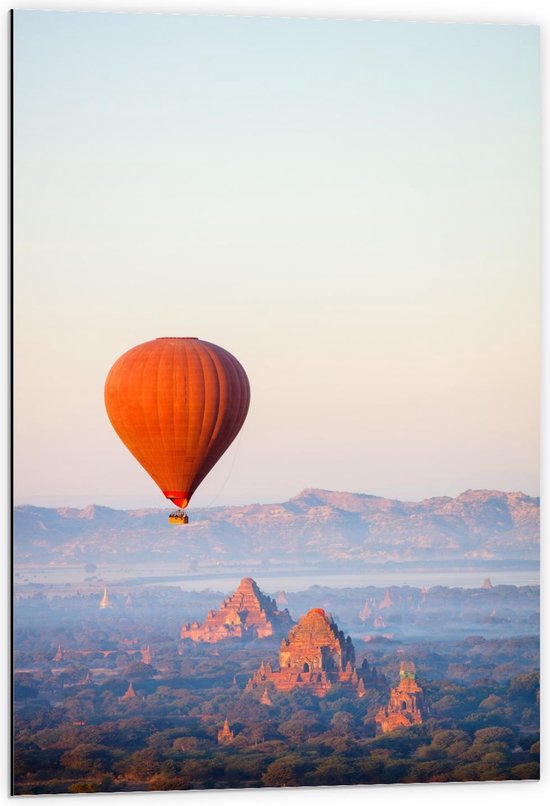 Dibond - Oranje Luchtballon boven Tempels - 60x90cm Foto op Aluminium (Met Ophangsysteem)