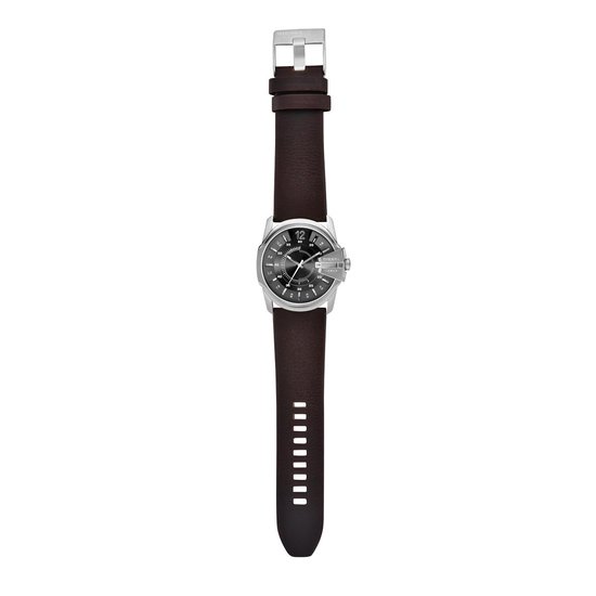 Zilverkleurig Diesel horloge met donkerbruine leren band, met gesp en stippenpatroon aan de onderkant.
