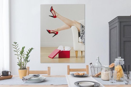 Canvas Schilderij Vrouw draagt rode schoenen met hoge hakken - 90x120 cm - Wanddecoratie
