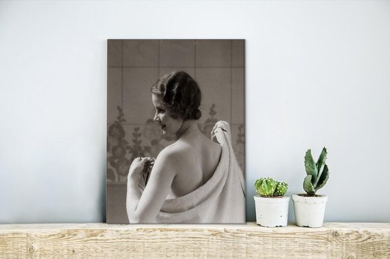 Canvas Schilderij Vrouw in de badkamer - 30x40 cm - Wanddecoratie | bol