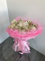 Knuffelboeket roze 7 beertjes witte roosjes