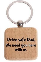 Akyol - Drive safe Dad, We need you here with us Sleutelhanger - Auto accessoires - Autoliefhebber - Leuke cadeau voor iemand die van auto's houdt - Sleutelhanger mannen - Sleutelh