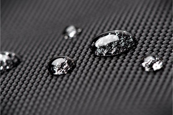 Close-up van waterdruppels op een zwart, textuurmateriaal.