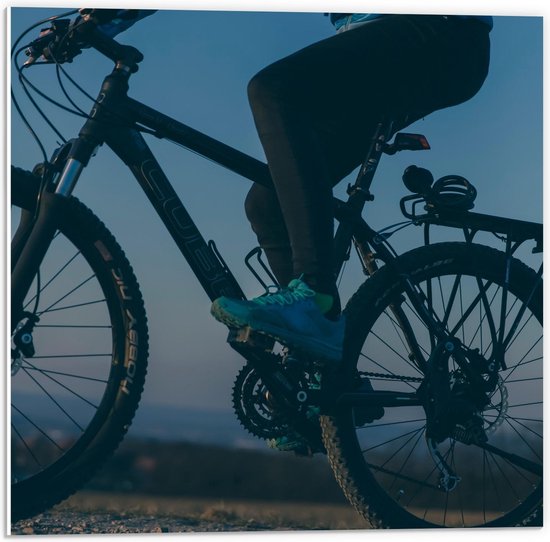 Forex - Vrouw op Mountainbike  - 50x50cm Foto op Forex