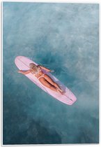 Forex - Vrouw op Surfplank in Zee - 40x60cm Foto op Forex