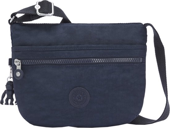 Donkerblauwe Kipling schoudertas met twee ritsvakken aan de voorkant en een aap sleutelhanger.