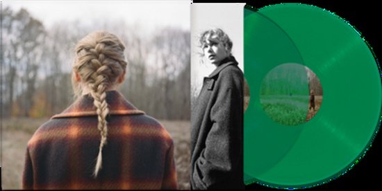 Taylor Swift met vlecht in een ruitjesjas, met een donkergroene LP.