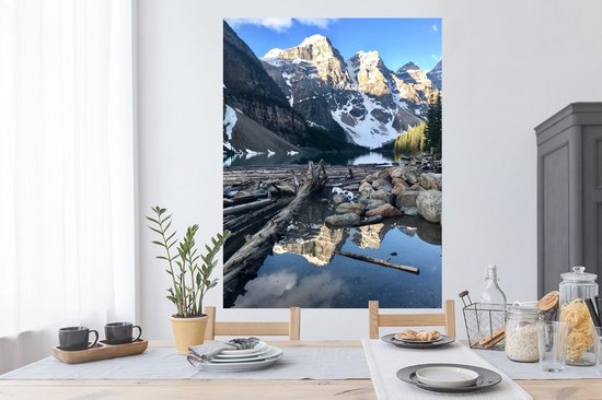 Sticker Muursticker Moraine Lake - Moraine Lake reflète les montagnes au Canada - 90x120 cm - film adhésif autocollant - sticker mural repositionnable