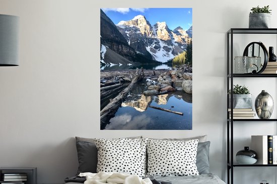 Sticker Muursticker Moraine Lake - Moraine Lake reflète les montagnes au Canada - 90x120 cm - film adhésif autocollant - sticker mural repositionnable