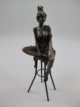 Bronzen beeld - Vrouw op barkruk - Gedetailleerd sculptuur - 28 cm hoog