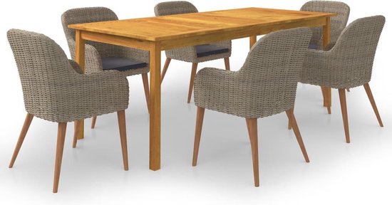Bruine rotan stoelen met antraciet kussens rond een houten tuintafel.