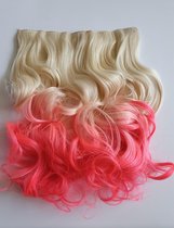 Clip in hairextensions natuurlijk wit blond met roze1 baan met slag krullen en stijlen tot 130 graden 60 CM