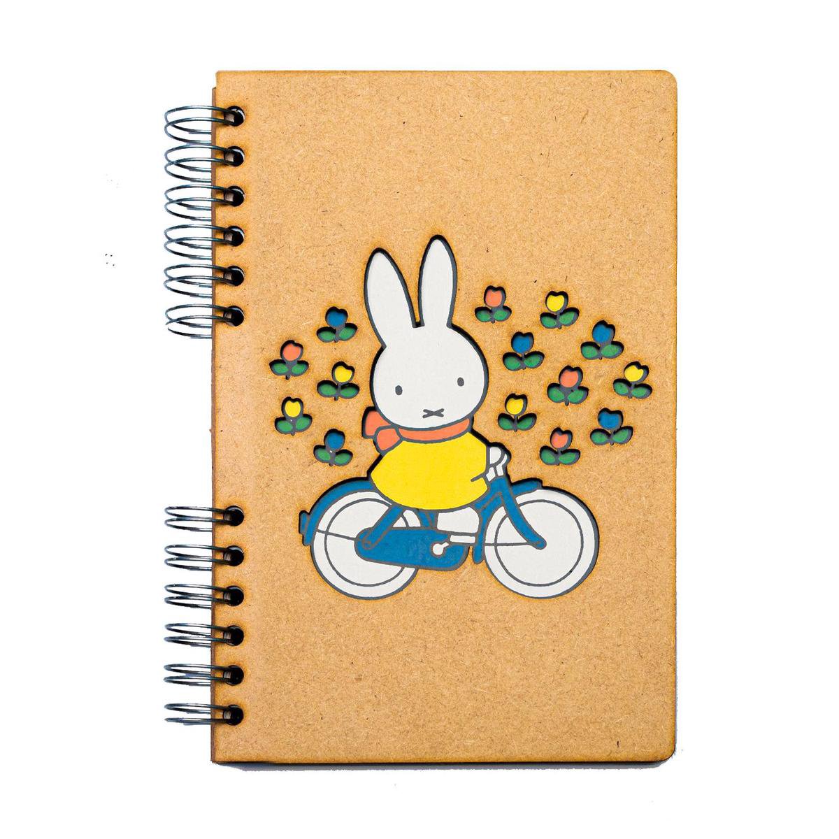 KOMONI - Duurzaam houten schetsboek - Gerecycled papier - Navulbaar - A6 - Blanco - Nijntje op de fiets