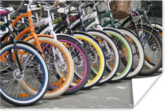 Une rangée de vélos aux jantes colorées vives: orange, bleu, blanc, rose, jaune, vert, marron, blanc.