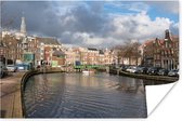 Grachten in de Nederlandse stad Haarlem Poster 90x60 cm - Foto print op Poster (wanddecoratie woonkamer / slaapkamer) / Europese steden Poster
