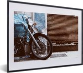 Fotolijst incl. Poster - Een geparkeerde motorfiets met een roestige garagedeur - 40x30 cm - Posterlijst