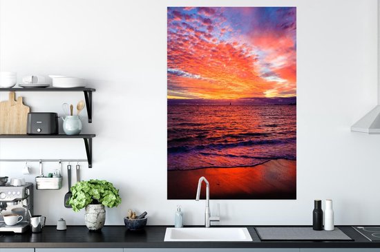 Le coucher de soleil colore le ciel rouge le long de la plage Poster 80x120 cm - Tirage photo sur Poster (décoration murale salon / chambre) / Poster Mer et lacs / Mer et plage